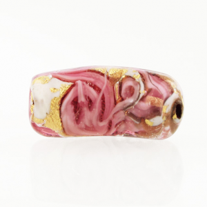 Perla di Murano tubo curvo Medusa Ø9x22. Vetro rubino, foglia oro e avventurina. Foro passante.
