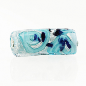 Perla di Murano tubo curvo Medusa Ø9x22. Vetro turchese, foglia argento e avventurina blu. Foro passante.