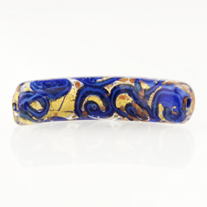 Perla di Murano tubo curvo Medusa Ø9x42. Vetro blu lapis, azzurro con avventurina. Foro passante.