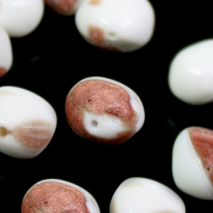 Perla in pasta di vetro screziata bianca e avventurina, 11 mm