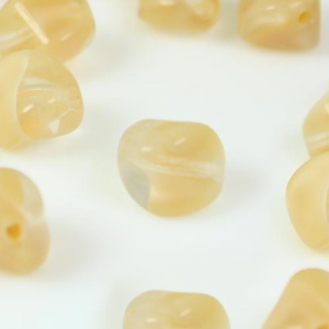Perla poligonale in pasta di vetro ambra chiaro, 10 mm