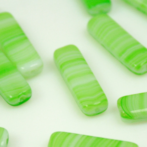 Perla prisma in pasta di vetro striata verde e bianca, 17 mm