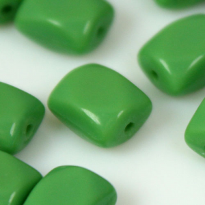 Perla prisma piccolo in pasta di vetro verde, 8 mm