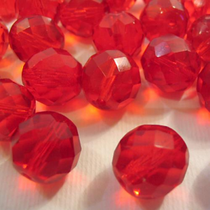 Perla sfaccettata 12 mm mezzo cristallo rosso rubino