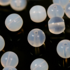 Perla tonda in vetro opalino Ø5 mm con foro passante