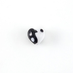 Perla vetro Murano a cuore 10 mm yin e yang. Vetro bianco nero e foro passante