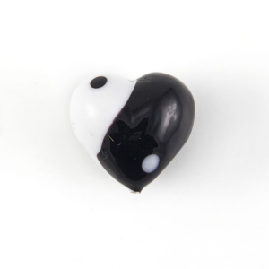 Perla vetro Murano a cuore 20 mm yin e yang. Vetro bianco nero e foro passante