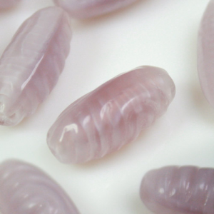 Perla vintage allungata in pasta di vetro alessandrite seta, 17 mm