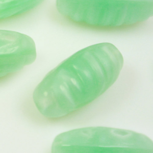 Perla vintage ovoidale allungata in pasta di vetro verde seta, 17 mm