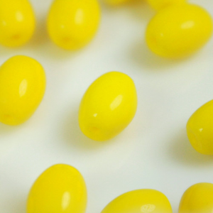 Perla vintage ovoidale in pasta di vetro giallo, 8 mm