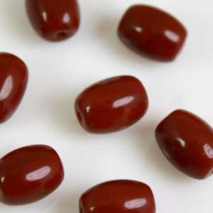 Perla vintage ovoidale in pasta di vetro marrone, 9 mm