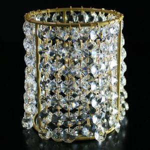 Portacandela base oro allestito con catene di ottagoni in vetro molato 32 facce, colore cristallo, clip oro. Ø 10 cm x H 12 cm.