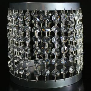 Portacandela lanterna cromo con catene di ottagoni in cristallo Ø16 x h18 cm.