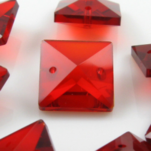 Quadruccio 16 mm rosso cristallo vetro sfaccettato 2 fori