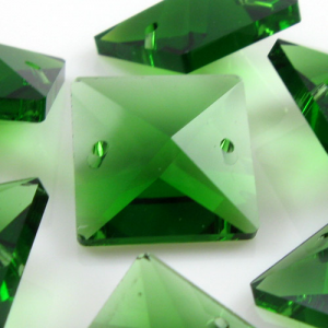Quadruccio 18 mm verde cristallo vetro sfaccettato 2 fori