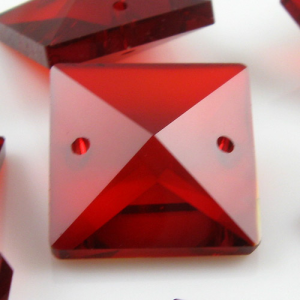 Quadruccio 20 mm rosso cristallo vetro sfaccettato 2 fori