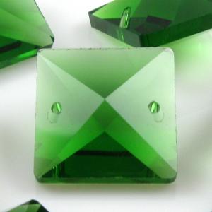 Quadruccio 20 mm verde cristallo vetro sfaccettato 2 fori