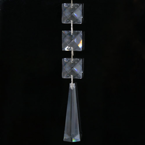 Strenna decorativa con cristalli Asfour, quadrucci e prisma pendente sfaccettato.