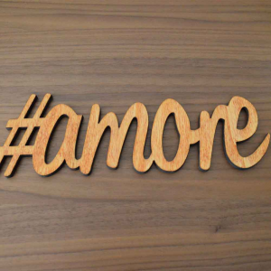 Scritta #AMORE da parete in legno di castagno fatta a mano 100% Made in Italy