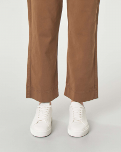 Pantaloni color tabacco in cotone stretch con coulisse in vita e maxi tasche applicate