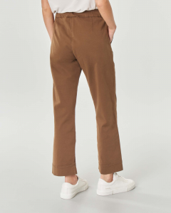 Pantaloni color tabacco in cotone stretch con coulisse in vita e maxi tasche applicate