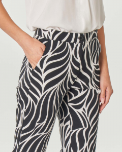 Pantaloni a trombetta in cotone stretch a fantasia geometrica nera e bianca