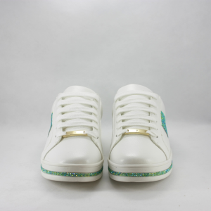 Sneakers sposa con dettagli strass verde.