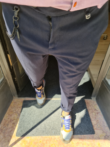 Pantalone blu con accessorio 