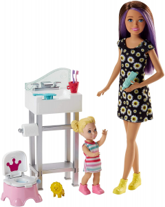 Barbie Babysitters Playset con Bebe Lavandino e Vasino con Bambola Skipper e Accessori Multicolore Giocattolo per Bambini 3 + Anni FJB01
