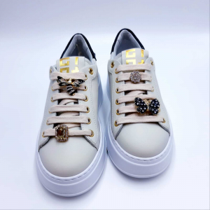 Sneakers bianche dettaglio gioielli GIO+