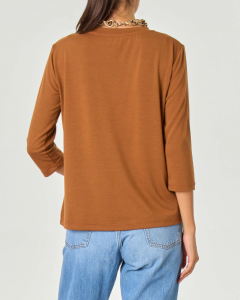 T-shirt color cammello in misto viscosa stretch con arricciatura sullo scollo e maniche tre quarti