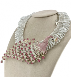 Girocollo con cristalli bianchi, trasparenti e rosa di Damiana Fiorentini.