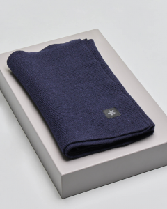 Sciarpa blu in pura lana merinos con patch porta logo a lato