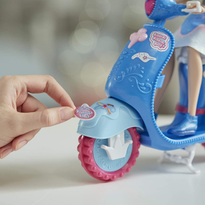 Hasbro - Disney Princess Cenerentola con Scooter