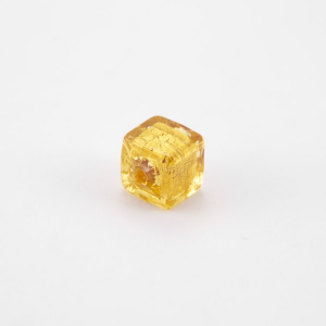 Perla di Murano cubica sommersa 11x11. Vetro ambra e foglia oro. Foro passante