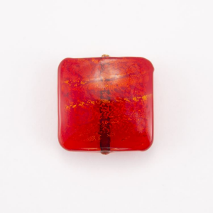 Perla di Murano schissa quadrata Ø23. Vetro sommerso rosso, foglia oro. Foro passante.