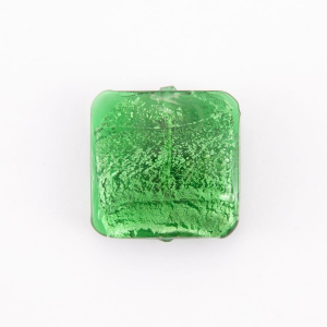 Perla di Murano schissa quadrata Ø23. Vetro sommerso verde, foglia oro. Foro passante.