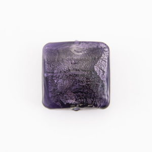 Perla di Murano schissa quadrata Ø23. Vetro sommerso viola, foglia argento. Foro passante.