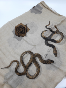 Sciarpa in modal e cachemire beige con disegno serpente Fabio Toma