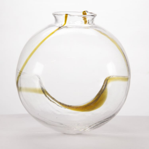 Sfera vetro Ø16 cm cristallo con decoro ambra e taglio centrale. Foro Ø50 mm con griffa. Ricambio lampadario vintage