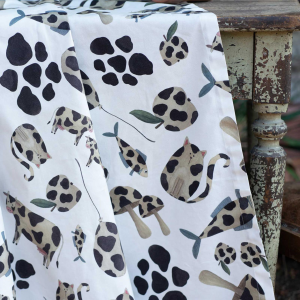 Tovaglia quadrata bianca in cotone 170x170cm a stampa mucche e gatti con macchie
