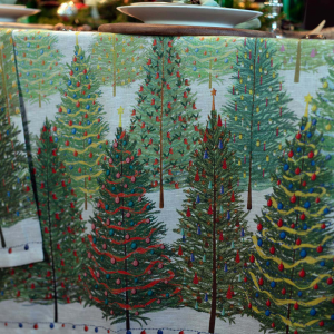Tovaglia rettangolare in lino bianco 170x310cm a stampa abeti e lucine di Natale