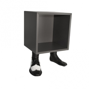 Tavolino comodino color bianco con base a forma di piedi in resina Made in Italy