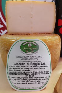  Pecorino di Reggio Calabria peso 1 kg 30 gg di stagionatura . Da solo Latte Ovino Reggino.