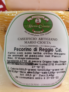  Pecorino di Reggio Calabria peso 1,1 kg 30 gg di stagionatura . Da solo Latte Ovino Reggino.