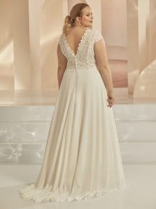 Abito sposa curvy con corpetto in pizzo e gonna scivolata.