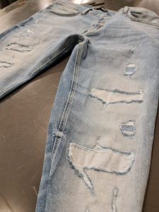 Jeans chiaro con toppe 