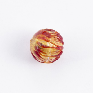 Perla di Murano con gocce di vetro rosse Ø12 mm circa, foglia oro sommerso.