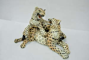 Statua vintage coppia di leopardi in ceramica smaltata 