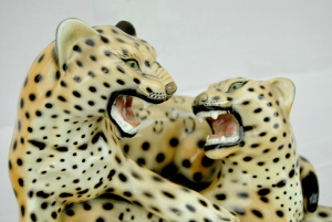 Statua vintage coppia di leopardi in ceramica smaltata 